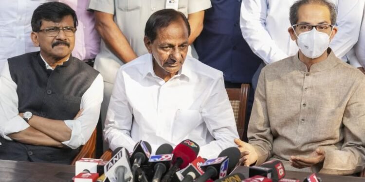 केसीआर शिंदेंसारखेच; सत्तेचं अन् पैशांचं ओगाळवाणं दर्शन, संजय राऊतांचा घणाघात…..