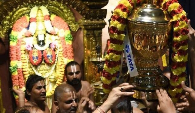 तिरुपती पावला! आयपीएल जिंकताच चेन्नईची ट्रॉफी पोहोचली तिरुपतीच्या चरणी….