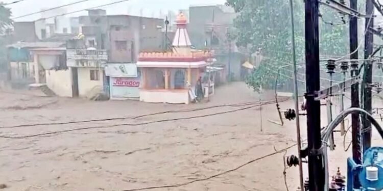 केदार नदीला पूर आल्याने पुरांचे पाणी गावात शिरलं, शेतीचं नुकसान….