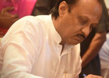 अजित दादांकडून इतिहासाची पुनरावृत्ती, पवारांनीही विरोधी पक्षातून सत्तेत उडी मारली होती