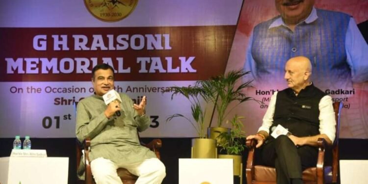 रायसोनी ग्रुप, नागपूर आयोजित जीएच रायसोनी मेमोरियल टॉक कार्यक्रमाला संबोधित करताना…..