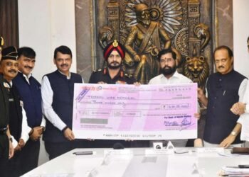 त्रिशूल युध्द स्मारकाच्या दर्जा उन्नतीसाठी मुख्यमंत्री एकनाथ शिंदे यांच्या हस्ते ३ कोटीचा निधी सुपूर्द