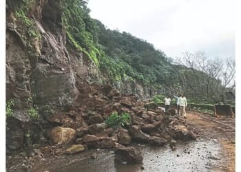 मुंबई-गोवा महामार्गाबद्दल मोठी बातमी; घाटातच दरड कोसळली, कुठले रस्ते बंद, कुठले सुरू?