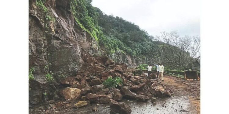 मुंबई-गोवा महामार्गाबद्दल मोठी बातमी; घाटातच दरड कोसळली, कुठले रस्ते बंद, कुठले सुरू?