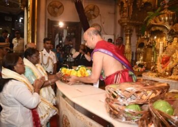 राष्ट्रपती श्रीमती द्रौपदी मुर्मू यांनी सह परिवार श्रींचे दर्शन….