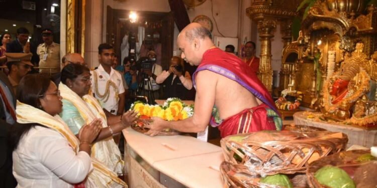 राष्ट्रपती श्रीमती द्रौपदी मुर्मू यांनी सह परिवार श्रींचे दर्शन….