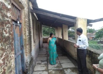 सोलापूर – CEO मनिषा आव्हाळे यांनी केली धोकादायक शाळेची पाहणी….