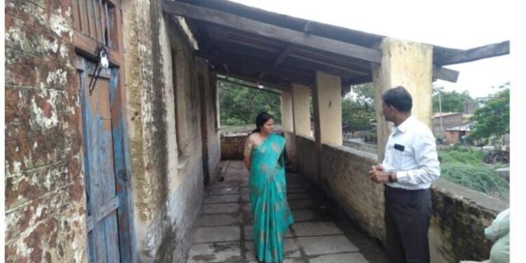 सोलापूर – CEO मनिषा आव्हाळे यांनी केली धोकादायक शाळेची पाहणी….