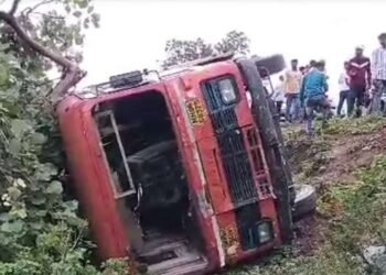 बुलढाणा- ५५ प्रवाशांना घेऊन जाणारी एसटी बस घाटात कोसळली.