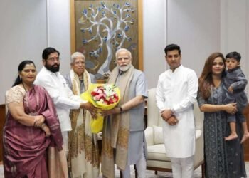 मोदींकडून मुख्यमंत्र्यांच्या वडिलांचा सन्मान, नातवाशी संवाद; एकनाथ शिंदेंची सहकुटुंब भेट, ट्युनिंग चर्चेत