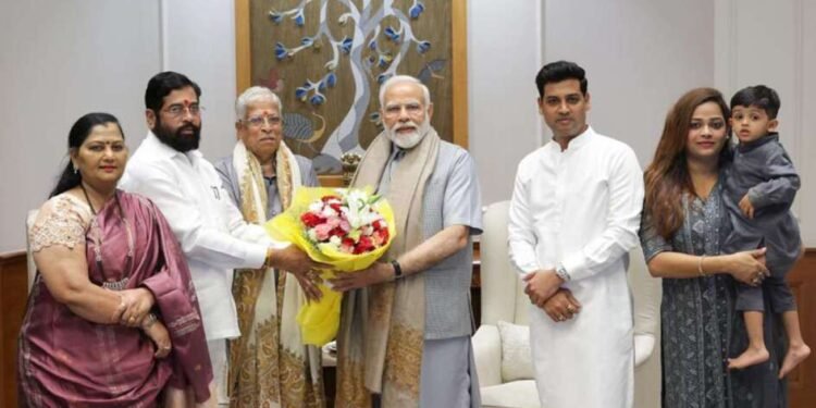 मोदींकडून मुख्यमंत्र्यांच्या वडिलांचा सन्मान, नातवाशी संवाद; एकनाथ शिंदेंची सहकुटुंब भेट, ट्युनिंग चर्चेत