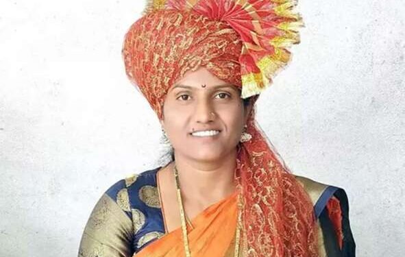 सोलापुर :- नवरा शेतकरी पत्नी PSI झाली; घर-संसार सांभाळून जिद्दीच्या जोरावर यश…..