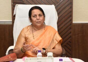 उद्धव ठाकरेंची साथ का सोडली, आदित्यना सल्ला आणि रश्मी वहिनींना प्रेमाची साद, नीलम गोऱ्हे ठाकरेंविषयी भरभरून बोलल्या….