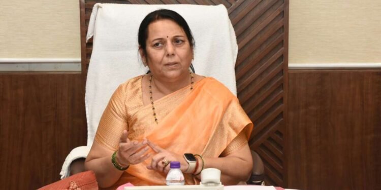 उद्धव ठाकरेंची साथ का सोडली, आदित्यना सल्ला आणि रश्मी वहिनींना प्रेमाची साद, नीलम गोऱ्हे ठाकरेंविषयी भरभरून बोलल्या….