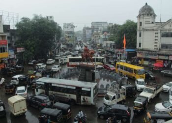 सोलापुरात पावसामुळे शिवाजी चौक वाहतुक कोंडी…..