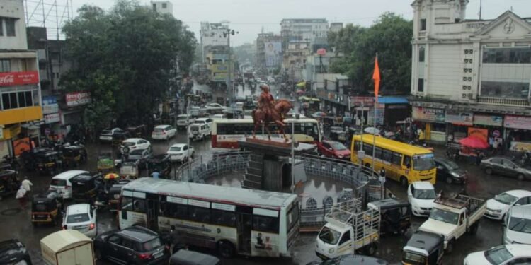 सोलापुरात पावसामुळे शिवाजी चौक वाहतुक कोंडी…..