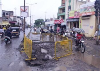 अजब प्रशासन…गजब कारभार सत्तरफुट रोड चौकात चारदिवस झाले बॅरीकेट….