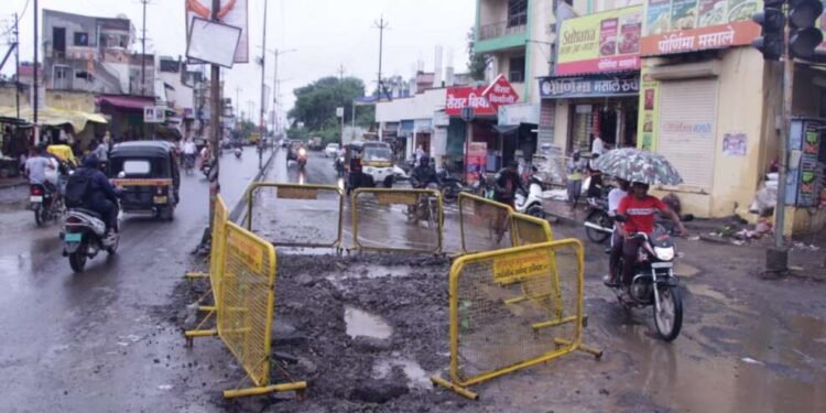 अजब प्रशासन…गजब कारभार सत्तरफुट रोड चौकात चारदिवस झाले बॅरीकेट….