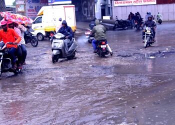 अक्कलकोट एम.आय.डी.सी धोकादायक खड्डा…