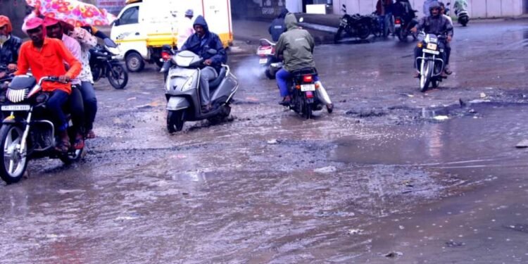 अक्कलकोट एम.आय.डी.सी धोकादायक खड्डा…