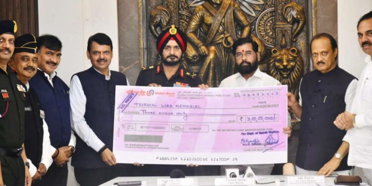 लेह लडाख येथील त्रिशूल युद्ध स्मारकाचे पुनर्निर्माण – ३ कोटीचा निधीचा धनादेश….