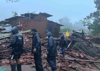 इर्शाळवाडीला मदतीचा हात, झटली मुख्यमंत्र्यांची टीम…..