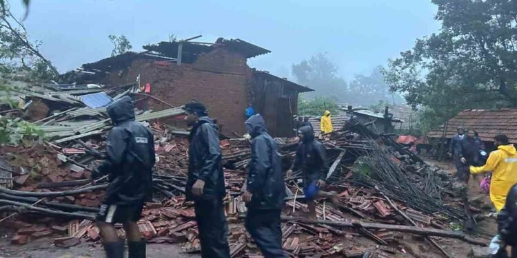 इर्शाळवाडीला मदतीचा हात, झटली मुख्यमंत्र्यांची टीम…..