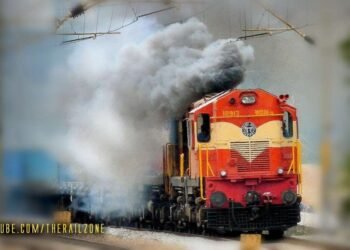 VIDEO :- KK एक्सप्रेसच्या इंजिनमधून धुराचे लोट, मोटरमनच्या प्रसंगावधानानं दुर्घटना टळली…..