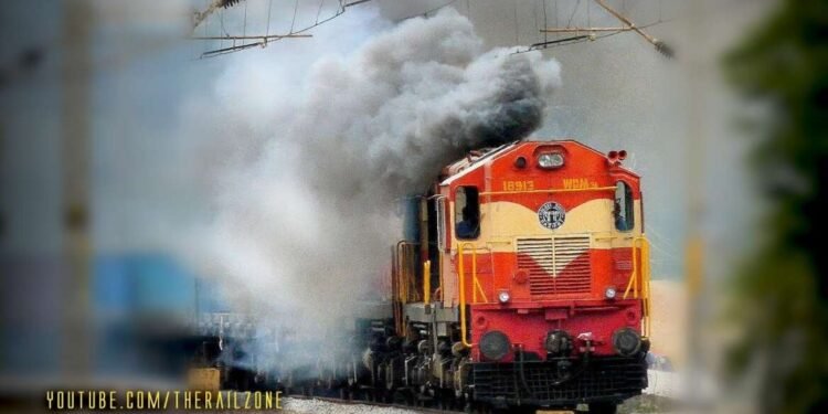 VIDEO :- KK एक्सप्रेसच्या इंजिनमधून धुराचे लोट, मोटरमनच्या प्रसंगावधानानं दुर्घटना टळली…..