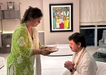 पंकजा मुंडेंचं बंधूप्रेम! धनंजय मुंडे मंत्री होताच मायेनं औक्षण अन् शुभेच्छा दिल्या.