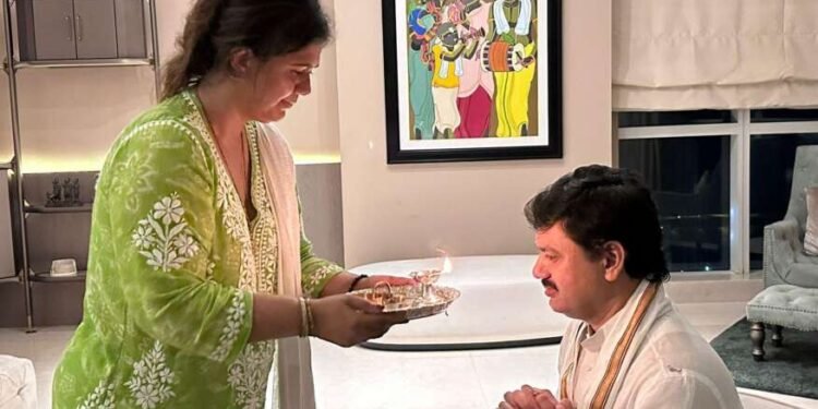 पंकजा मुंडेंचं बंधूप्रेम! धनंजय मुंडे मंत्री होताच मायेनं औक्षण अन् शुभेच्छा दिल्या.