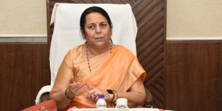 उद्धव ठाकरेंची साथ का सोडली, आदित्यना सल्ला आणि रश्मी वहिनींना प्रेमाची साद, नीलम गोऱ्हे ठाकरेंविषयी भरभरून बोलल्या….