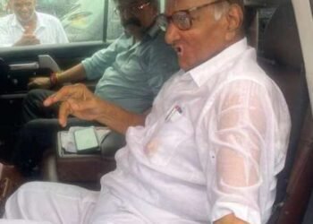 शरद पवारांचा नाशिकला जातानाचा हा पावसात भिजलेला फोटो सोशल मीडियावर व्हायरल होत आहे..