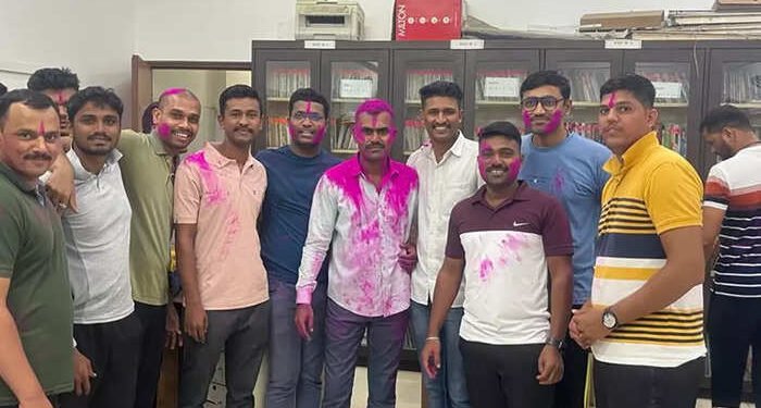 सोलापूर :- लेक झाला PSI; गवंडी काम करणाऱ्या बापाच्या डोळ्यात आनंदाश्रू….