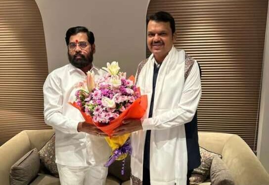 मानद डॉक्टरेट जाहीर झाल्याबद्दल मुख्यमंत्री यांनी केला फडणवीस यांचा सत्कार