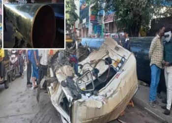 पुण्याच्या हडपसर परिसरात ट्रकचं स्टेअरिंग तुटल्याने भीषण अपघात झाला.