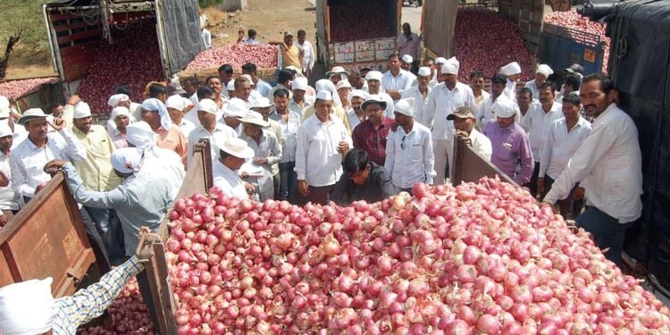 नाशिक : शेतकऱ्यांनी बंद पाडला कांद्याचा लिलाव.