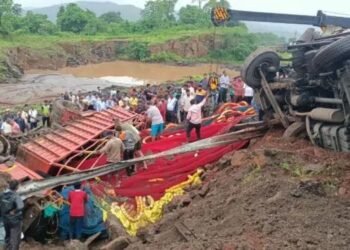 मुंबई-गोवा महामार्गावर मालवाहू गाड्यांच्या अपघातात दोघांचा मृत्यृ…..