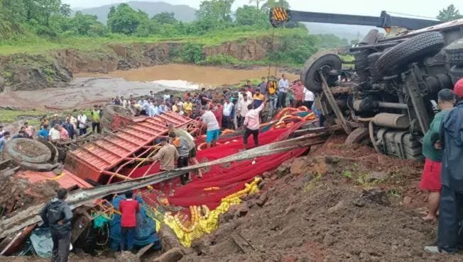 मुंबई-गोवा महामार्गावर मालवाहू गाड्यांच्या अपघातात दोघांचा मृत्यृ…..