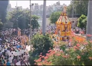 श्रावणी सोमवारनिमित्त देशभरातील प्रमुख शिवमंदिरांत भाविकांची अलोट गर्दी