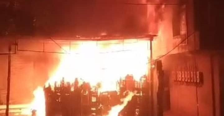 ठाणे : भिवंडीत तीन मजली इमारतीला भीषण आग