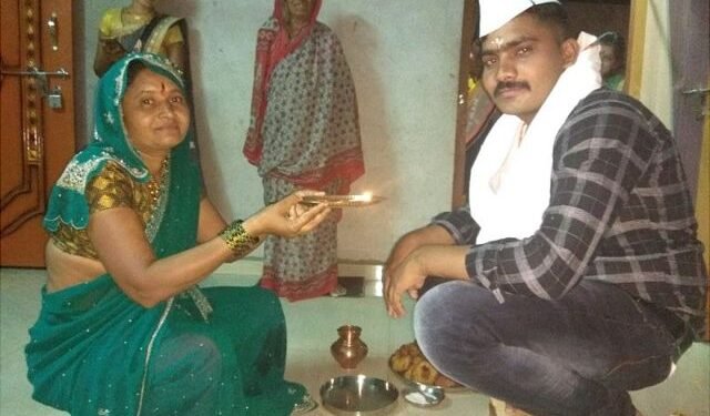 धोंड्याचा महिना; नाशिकमध्ये मुलीसह जावयाची सजलेल्या बैलगाडीतून मिरवणूक