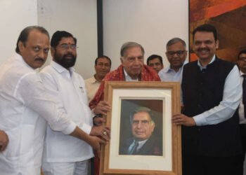 मुख्यमंत्री एकनाथ शिंदे यांनी मा. रतन टाटा यांना उद्योगरत्न पुरस्कार प्रदान केला.