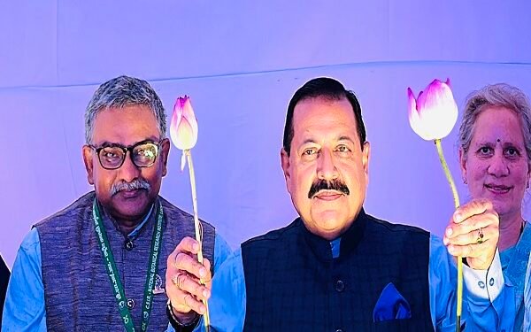 108 पाकळ्या असलेल्या कमळाच्या नव्या जातीचे अनावरण; दिले “नमोह 108” नाव.