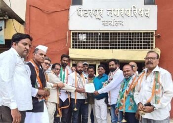 पंढरपुरातील रस्त्यांची दुरूस्ती, निकृष्ट कामांच्या चौकशीसाठी काँग्रेसचे भजन आंदोलन