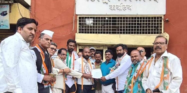 पंढरपुरातील रस्त्यांची दुरूस्ती, निकृष्ट कामांच्या चौकशीसाठी काँग्रेसचे भजन आंदोलन