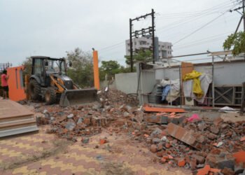 सोलापूर – महापालिकेच्या जागेवरील बेकायदेशीर बांधकाम पोलीस बंदोबस्तात पाडले