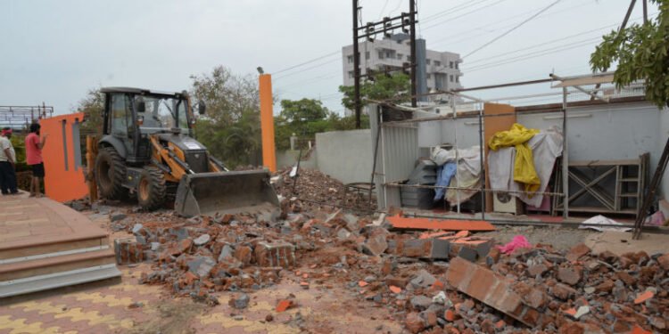 सोलापूर – महापालिकेच्या जागेवरील बेकायदेशीर बांधकाम पोलीस बंदोबस्तात पाडले