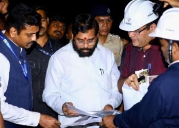 मुख्यमंत्री एकनाथ शिंदे यांनी घाटात थांबून या दरडप्रवण क्षेत्राची पाहणी केली…..