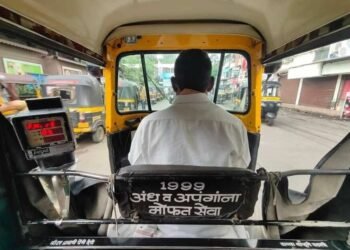 “अंध व अपंग”लोकांना मोफत सेवा ; अशा अवलिया लोकांमुळेच समाज घडतो….